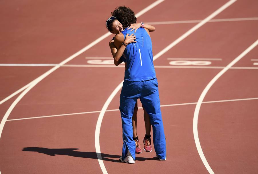 Antonella Palmisano disperata  consolata da Gianmarco Tamberi alla fine dei 20 km di marcia. Per l&#39;Italia Mondiali senza podi a Pechino. Reuters 
